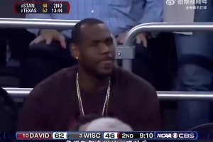 库里08年疯狂三月打出超神一战，刚好詹姆斯也在现场观战