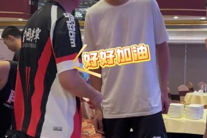 广东男篮为杜峰庆祝生日 杜峰与徐昕握手和好