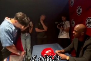 “绝对真爱～球迷身穿保罗不同时期的球衣到场支持保罗...