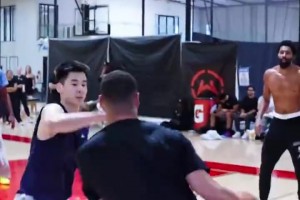 克莱现身野球局，这发型，仿佛当年的佛祖回来了