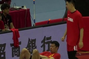 开始热身？王治郅喊朱俊龙拿来泡沫轴自己拉伸