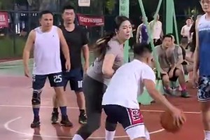 一点不怜香惜玉啊！国产卡戴珊的肘子姐：大哥的对抗有点猛
