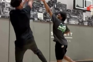 虽然投篮动作不一样，但甜瓜儿子这脚步+三威胁没少和老爸学啊！
