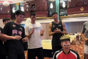 杜峰生日唱生日歌时徐昕疑似想提前离开被队友劝回