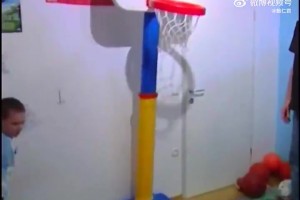 东契奇小时候在家中打球录像！那时候的詹姆斯已经在打NBA了~