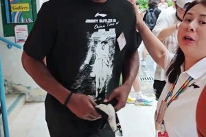 好家伙！巴特勒落地香港，差点跑进女厕所