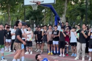 科比粉丝打球到底有多强？只要跳投必进！全场观众欢呼不断