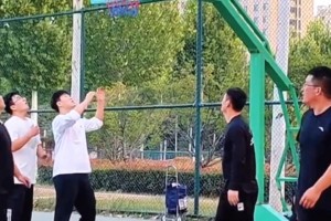这神仙进球太逆 对手每位都逗笑 别的不说篮板意识一流！