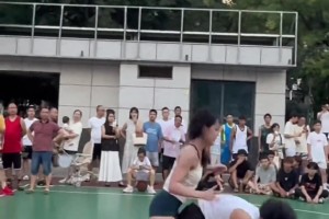 校园1v1篮球单挑 男生很认真 女生不矫情 这样就很好！