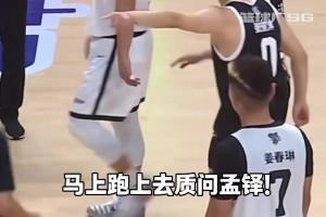 孟铎队友垃圾时间抢断未果 对方投三分后孟铎拿球砸投篮人
