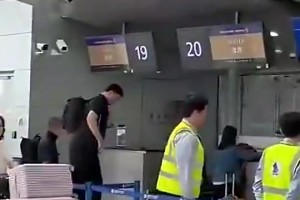 网友在机场拍到姚明：这包也太紧了吧，大姚背得难受！