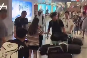 人气真的高啊！里夫斯抵达厦门，球迷早早等候接机