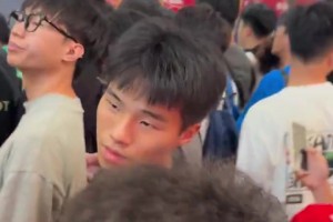 粉丝来的太多了！哈登中国行佛山站现场，真是人山人海啊！