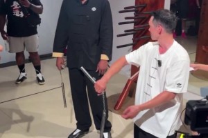 致敬李小龙？哈登在周玲安的陪同下练习双节棍