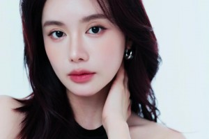 自带光芒啊！美娜一身黑色长裙穿搭：Hey it’s me~