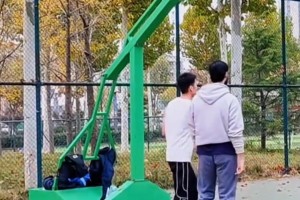 一招鲜回首掏！野球场怎么打球才能出其不意？防守人都看懵了