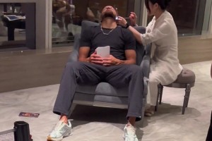 舒服了！库里此前中国行体验采耳文化 不忘给粉丝签名