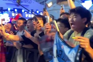 登哥把自己的粉色跑车也开来中国了！周玲安一旁与粉丝激情互动