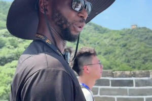 维金斯也是好上了，登上了中国长城！