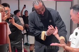 哈登模仿出拳灭蜡烛，最后还是没学会。