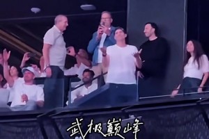 卢卡这地位稳了～佩总带着湖人球员陪着东契奇观看后街男孩演唱会