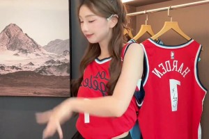 女主播：拿到哈登亲签球衣的快乐女登蜜