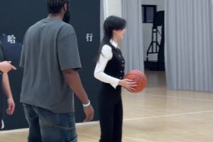 哈登向王思诺传授后撤步，台球打不过你篮球总行吧哈哈
