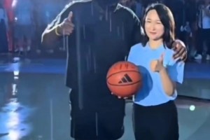 认真对待！哈登雨中带着斗笠擦拭篮球认真签名并和女粉丝合影