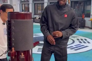 打木人桩！巴特勒中国行 成龙大哥亲自传授其功夫~