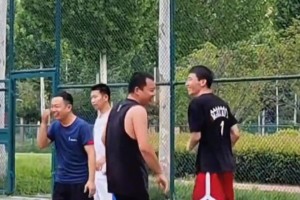 这是什么逆天球风？野球场炸裂操作 每次跳投都把对手逗笑！