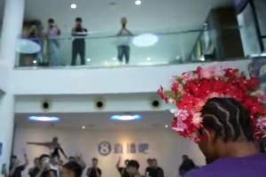 丁威迪空降鹭岛直播吧总部！戴簪花、学闽南语感受本地特色风情~