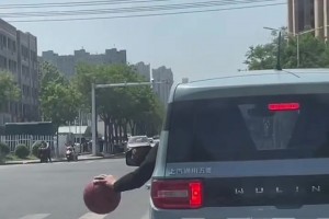 懂了，原来可以利用等红灯的时间运球...
