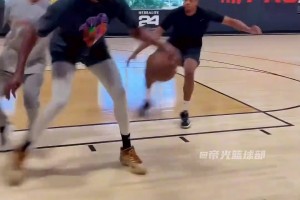 杜兰特1v2对抗训练 无解干拔依旧神准！