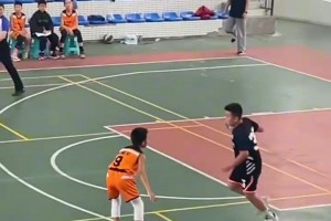 小孩子防守的每个动作都判断对了，还是没能阻止对手得分