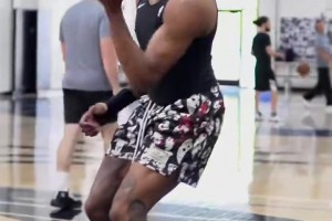 签了大合同也不松懈！杰伦威右手手术后练习左手投篮