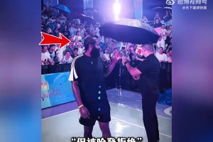 工作人员想为哈登撑伞，但登哥拒绝，选择了和球迷们一起淋雨