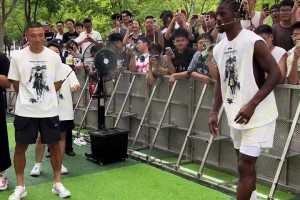 巴特勒踢足球⚽️这脚法啥水平？
