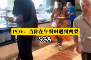 小球迷在餐厅偶遇亚历山大，拿到合影激动坏了