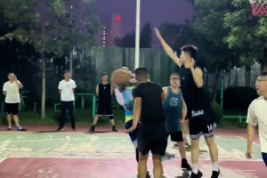 进个球至于吗。。网红滨州库里噗噗噗一通疯狂庆祝 口水四溅
