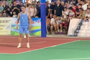 村镇篮球赛顶级球星的待遇 享受全场贴身服务，现场人山人海！