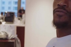 活动结束后巴特勒回到酒店玩起了骨牌