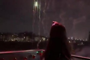 前年过年时，徐杰还曾晒出与女友一起看烟花的视频