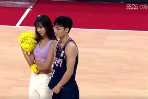 被实名举报YP多人+欠百万赌债！徐杰此前在场上与啦啦队美女合影