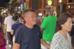 带点特产！巴特勒在青岛街头打酒喝