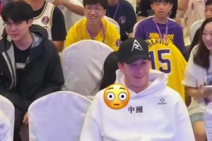 一位可爱的女球迷在里夫斯身后比心，直接把小里整得红温了！