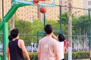 据说这招是野球场拉杆最多的方式 但是对手就是防不住！