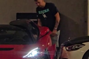 东契奇在停车场无法进入他的新车，已经瘦了不少了。