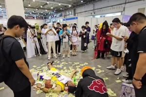 毫无下限！一男子漫展cos科比躺在地上身边全是美金
