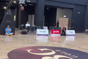 里夫斯在印尼进行1v1单挑训练 感觉小里也没尽力？铁了不少