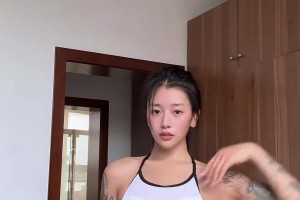 李添荣女友胡玄子自拍，这大花臂挺有冲击力